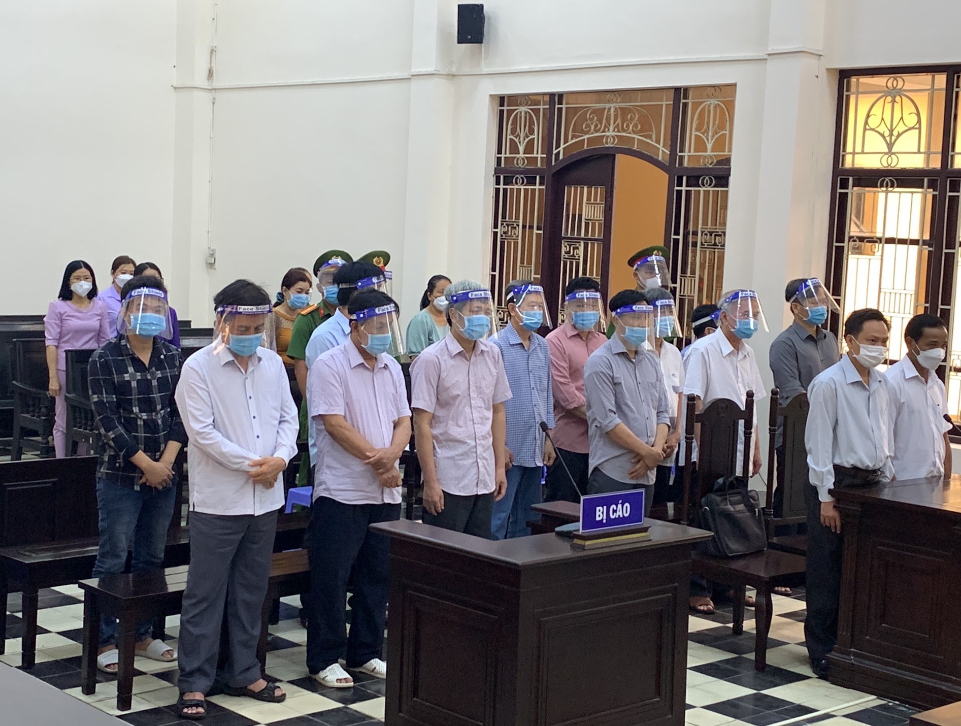 Cựu chủ tịch UBND TP Tr&agrave; Vinh bị phạt 10 năm t&ugrave; v&igrave; l&atilde;ng ph&iacute; t&agrave;i sản nh&agrave; nước - Ảnh 1.