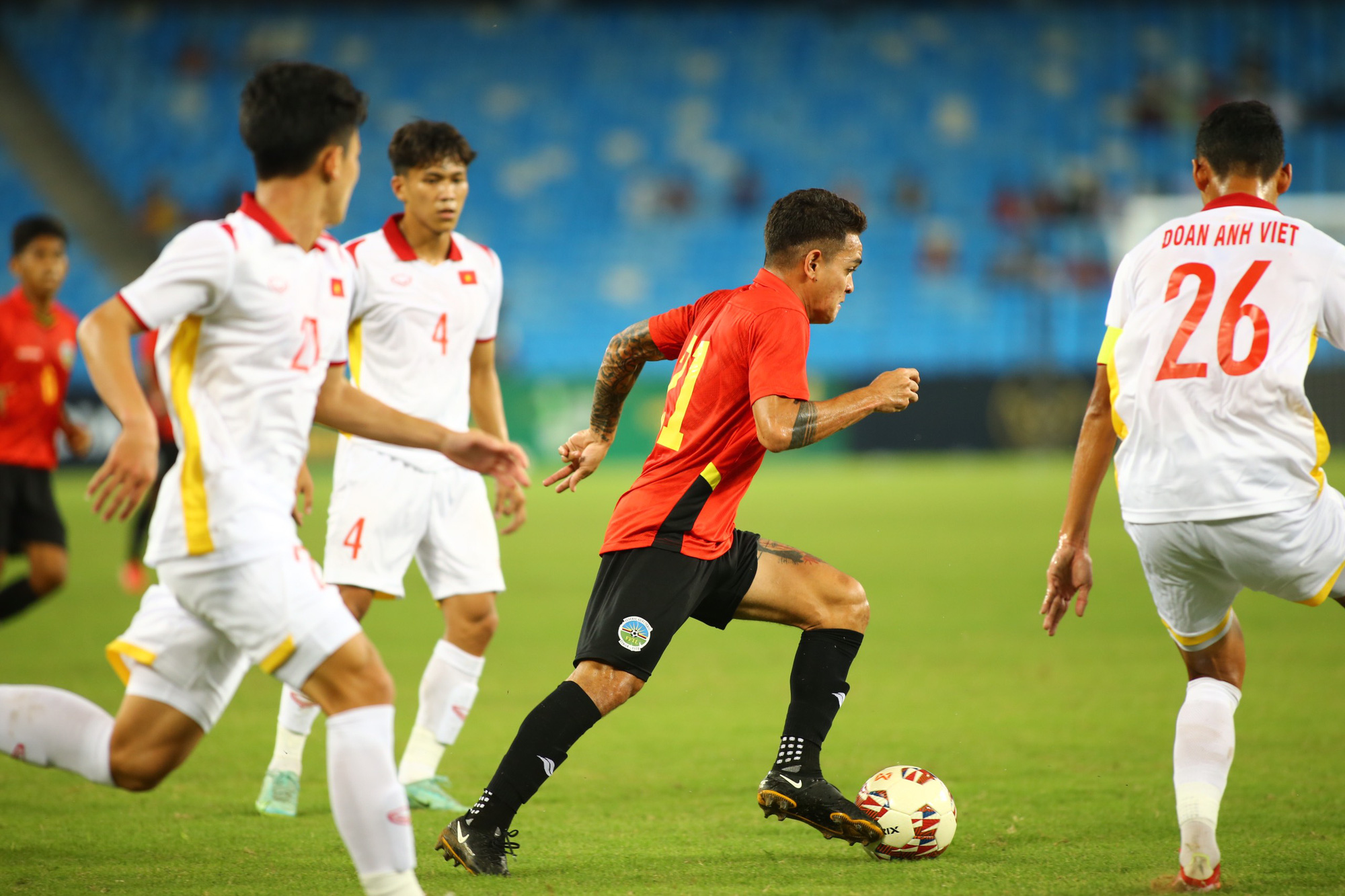 H&oacute;a người nhện, thủ th&agrave;nh Tuấn Hưng đưa U23 Việt Nam v&agrave;o chung kết giải Đ&ocirc;ng Nam &Aacute; - Ảnh 1.