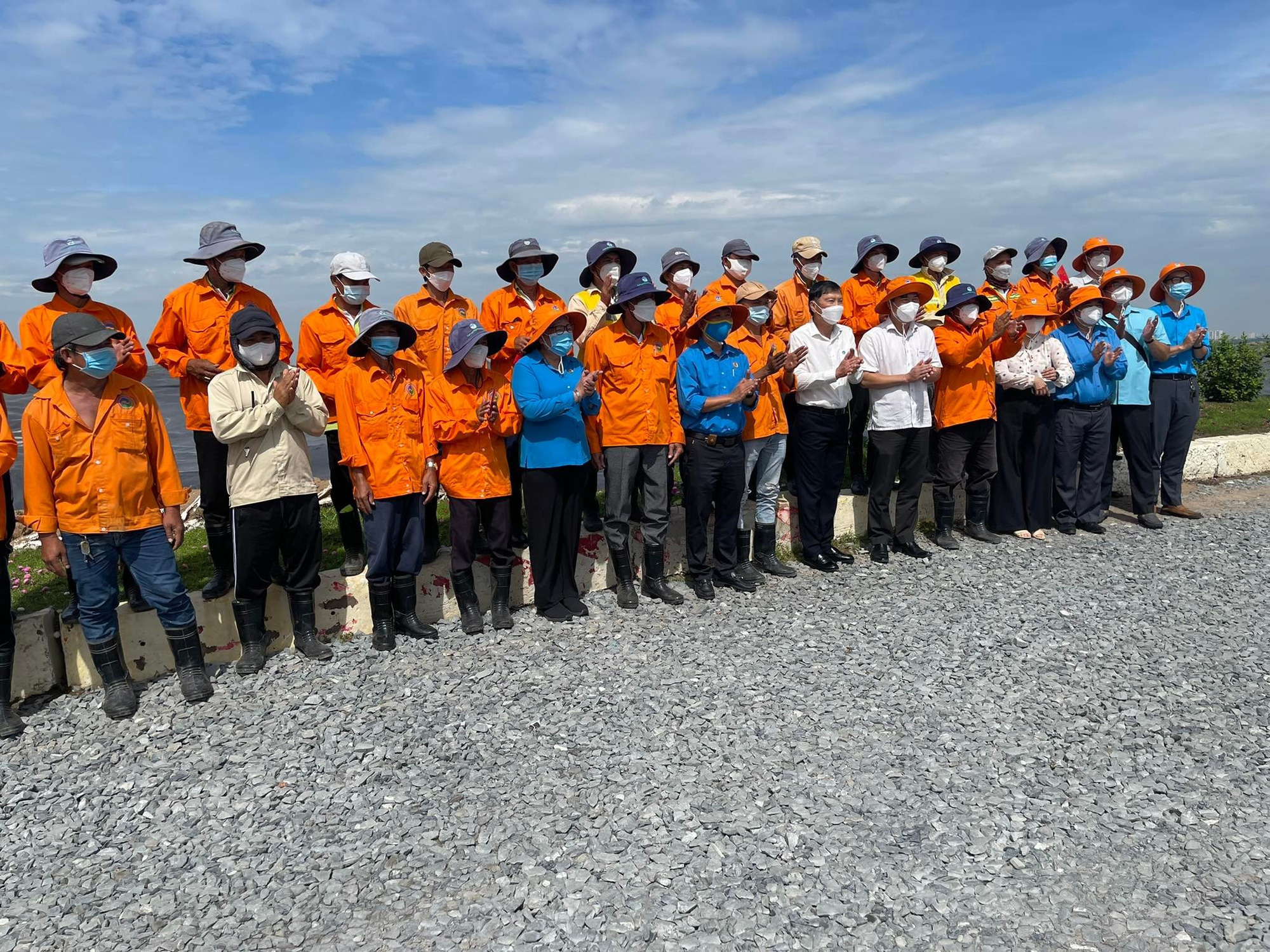 L&atilde;nh đạo Li&ecirc;n đo&agrave;n Lao động TP HCM thăm v&agrave; tặng qu&agrave; cho c&ocirc;ng nh&acirc;n VWS - Ảnh 3.