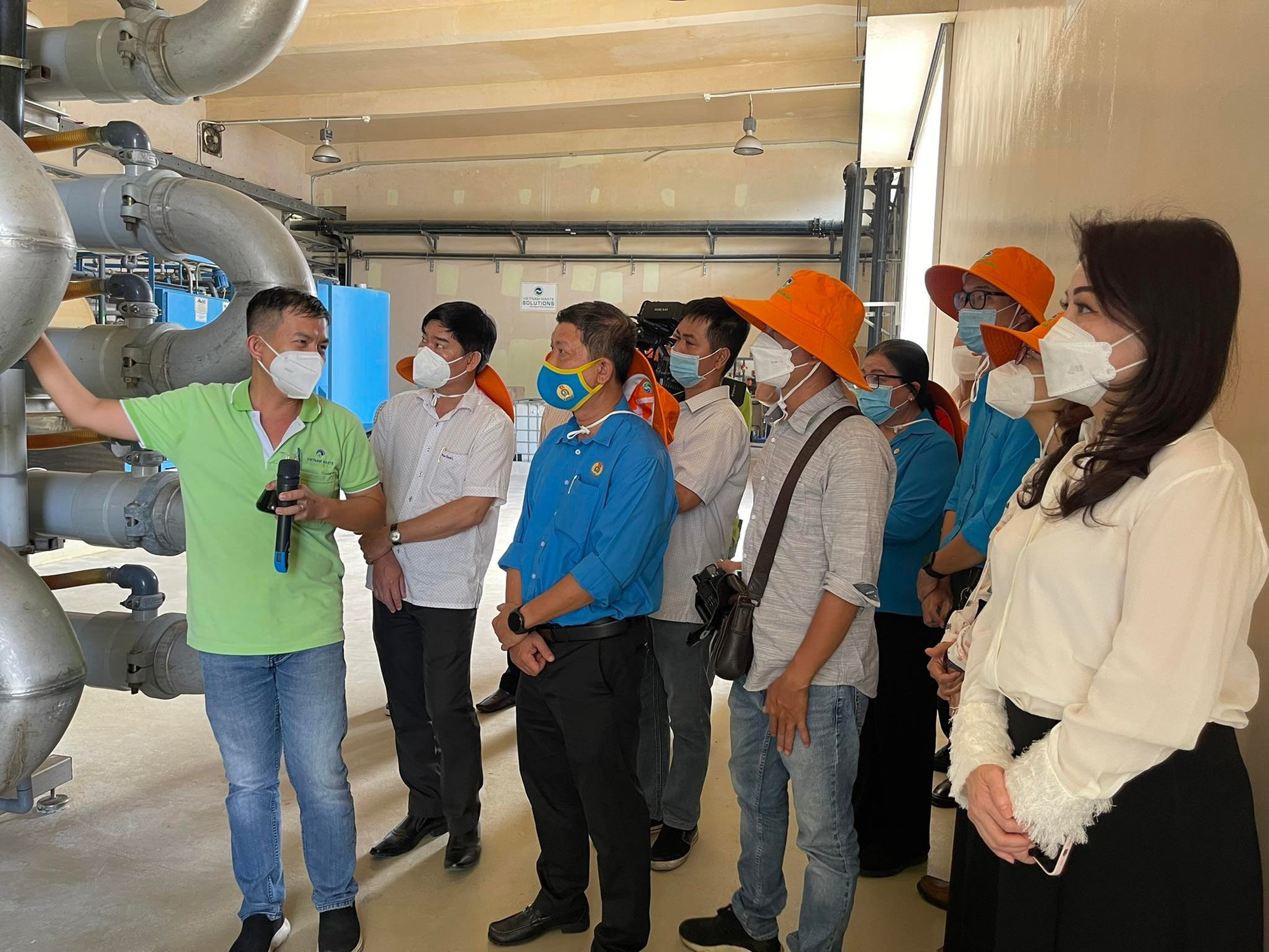 L&atilde;nh đạo Li&ecirc;n đo&agrave;n Lao động TP HCM thăm v&agrave; tặng qu&agrave; cho c&ocirc;ng nh&acirc;n VWS - Ảnh 2.