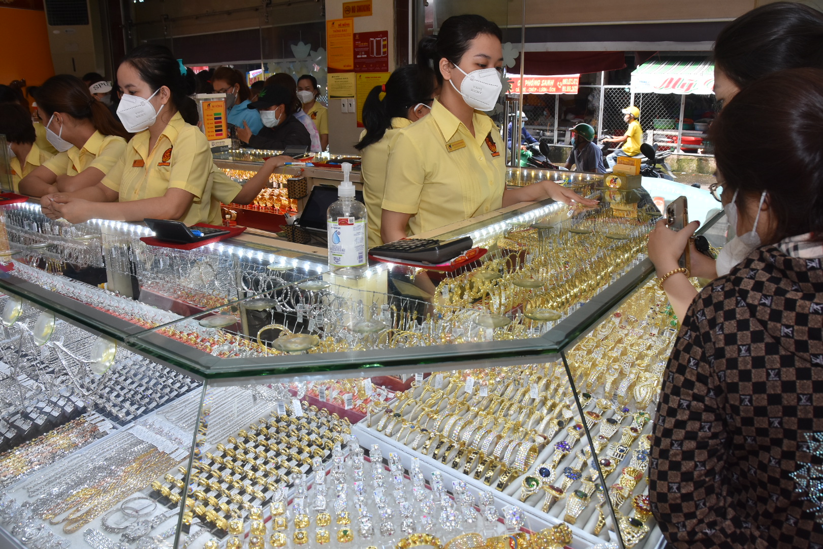 Giá vàng SJC lập kỷ lục mới, vàng thế giới tăng dựng đứng