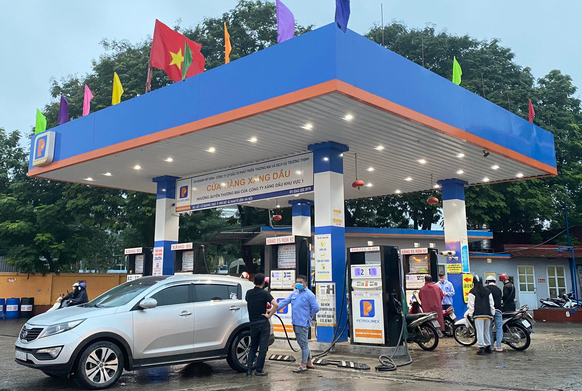 Giao 10 doanh nghiệp nhập khẩu thêm 2,4 triệu m3 xăng dầu