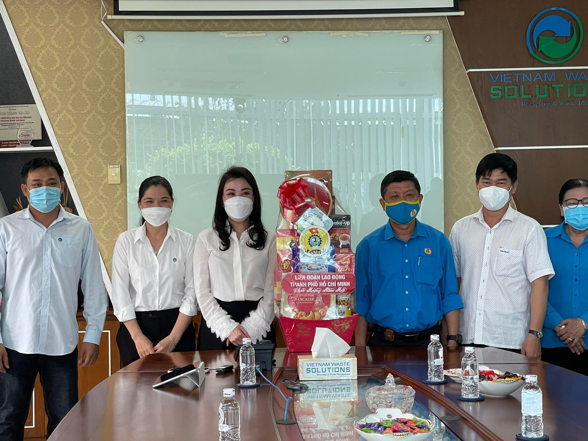 Lãnh đạo Liên đoàn Lao động TP HCM thăm và tặng quà cho công nhân VWS
