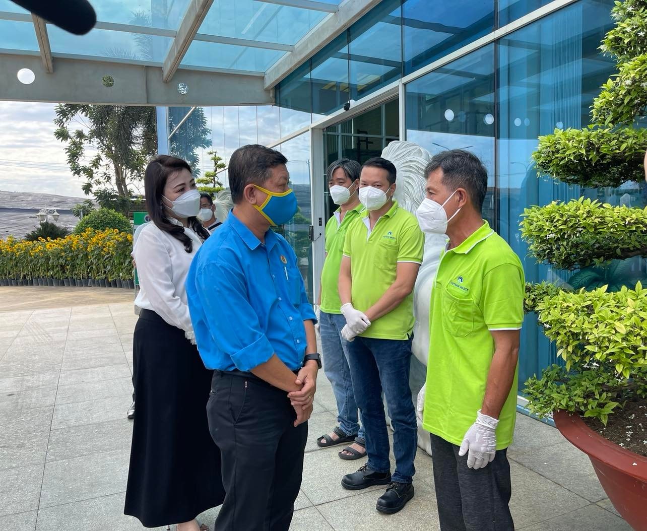 L&atilde;nh đạo Li&ecirc;n đo&agrave;n Lao động TP HCM thăm v&agrave; tặng qu&agrave; cho c&ocirc;ng nh&acirc;n VWS - Ảnh 4.