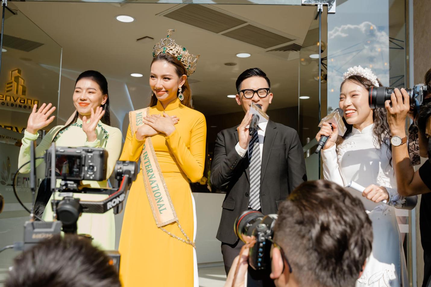 MC Quang Huy diện nhiều bộ suit lịch lãm đến từ thương hiệu Mon Amie Veston - Ảnh 3.