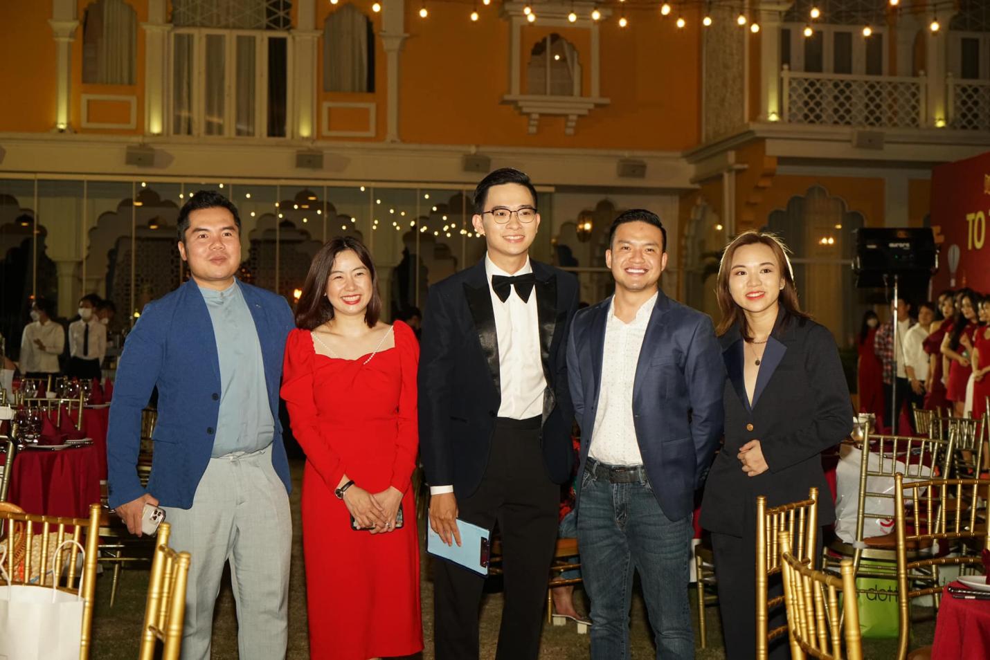 MC Quang Huy diện nhiều bộ suit lịch lãm đến từ thương hiệu Mon Amie Veston - Ảnh 4.