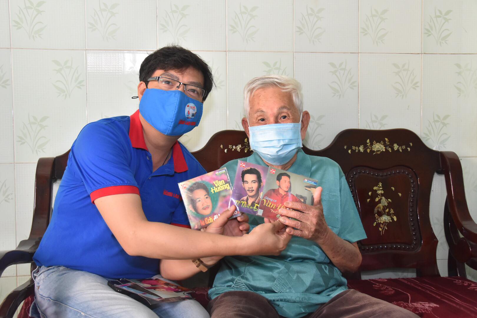 "Mai Vàng nhân ái" thăm danh ca vọng cổ hài Văn Hường