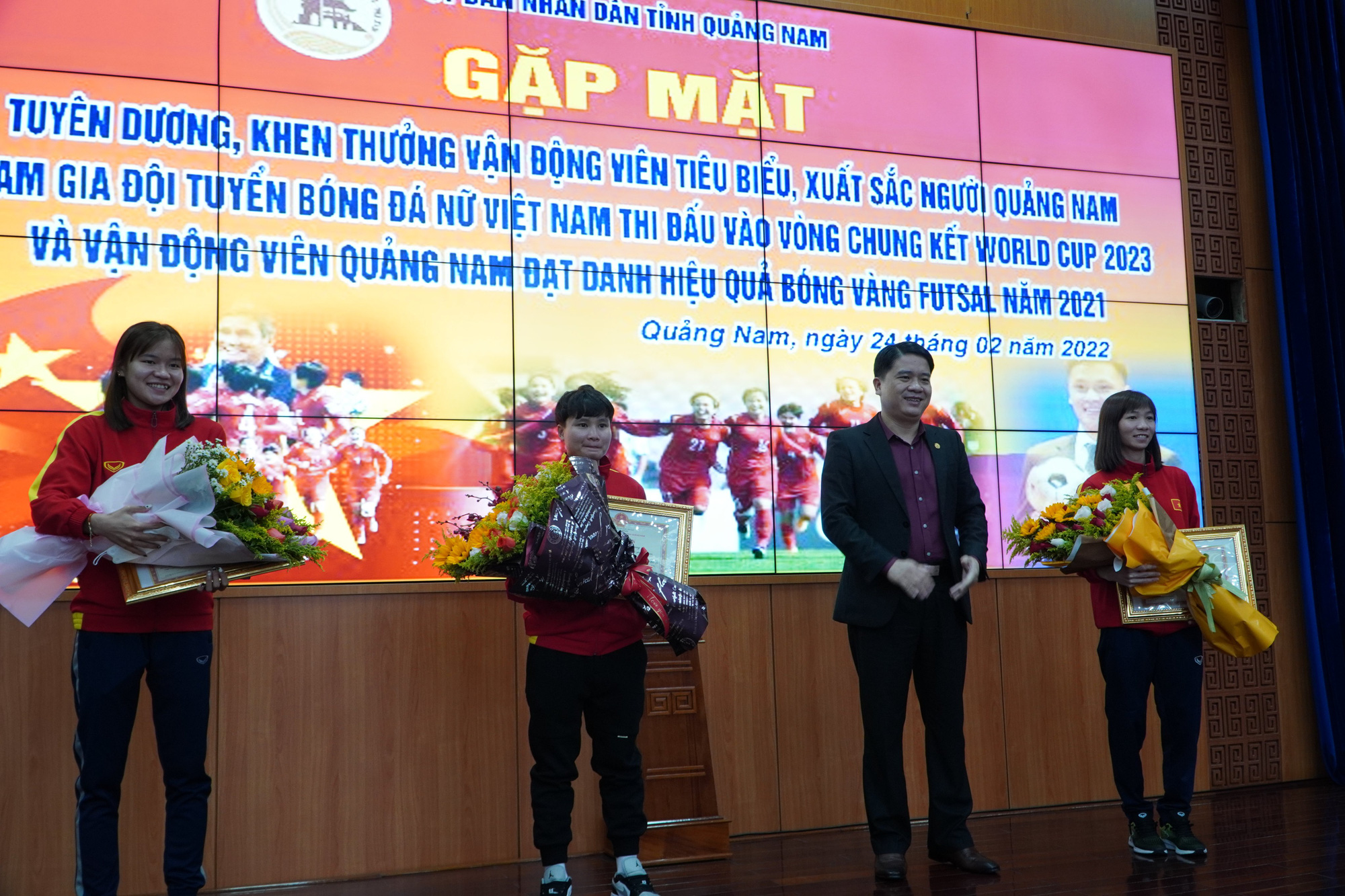 Quả bóng vàng Hồ Văn Ý và 3 nữ tuyển thủ được Quảng Nam vinh danh - Ảnh 2.