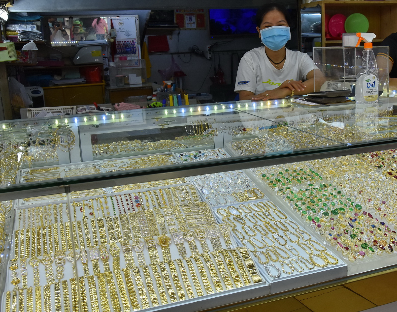Gi&aacute; v&agrave;ng h&ocirc;m nay 25-2: Đảo chiều giảm sốc - Ảnh 1.