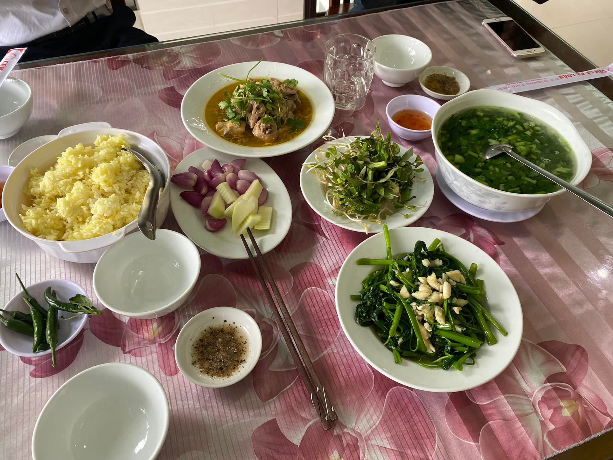 Cơm g&agrave; B&agrave; Luận ở Quảng Nam bị tố chặt ch&eacute;m, gi&aacute; cả kh&ocirc;ng r&otilde; r&agrave;ng - Ảnh 4.