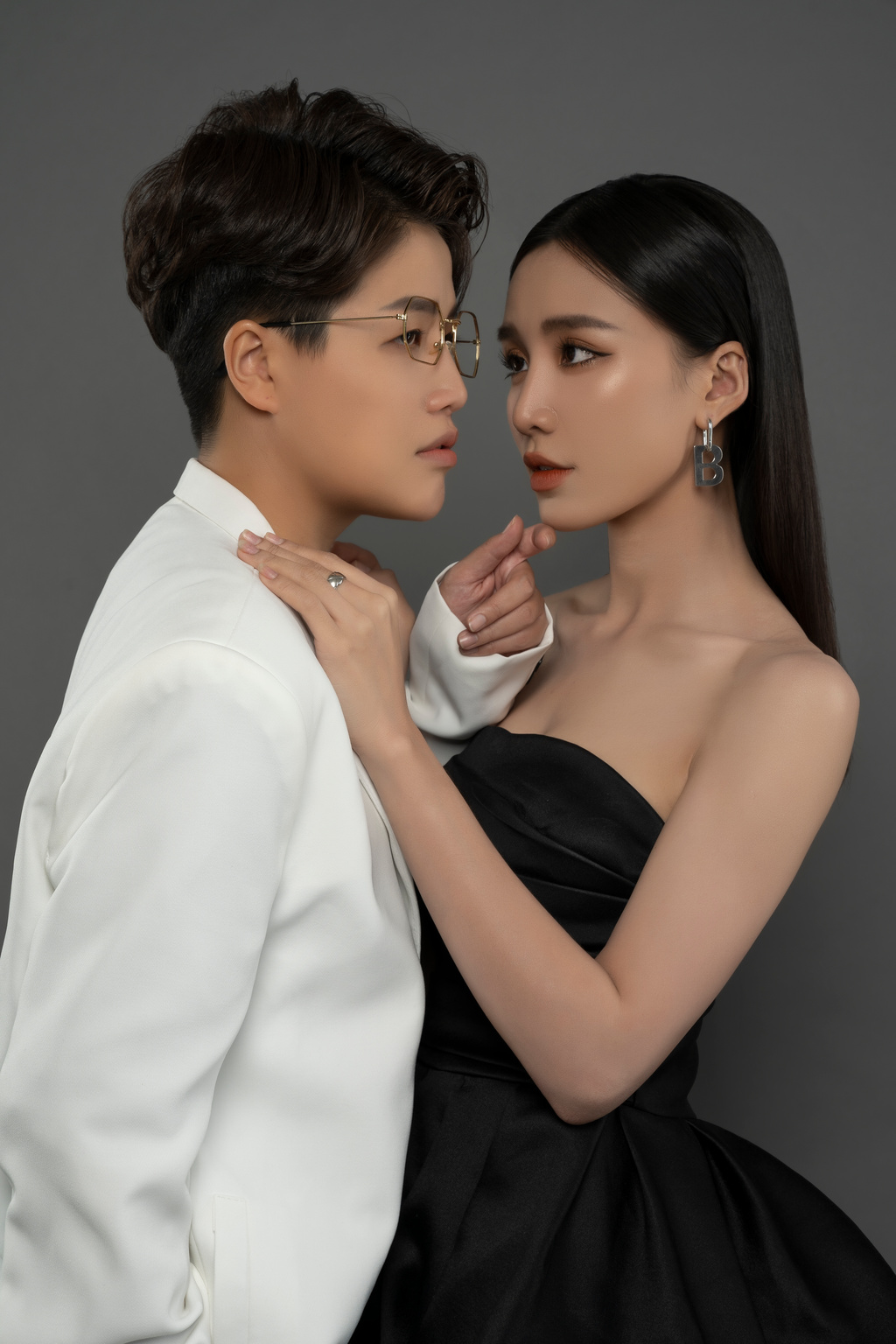 Đạo diễn chuyển giới YunBin rớt nước mắt v&igrave; thị phi - Ảnh 3.