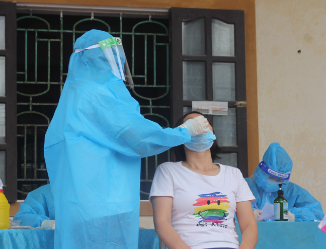 Ph&aacute;t hiện gần 3.200 ca mắc Covid-19 qua test nhanh, hơn 750 ca cộng đồng - Ảnh 1.