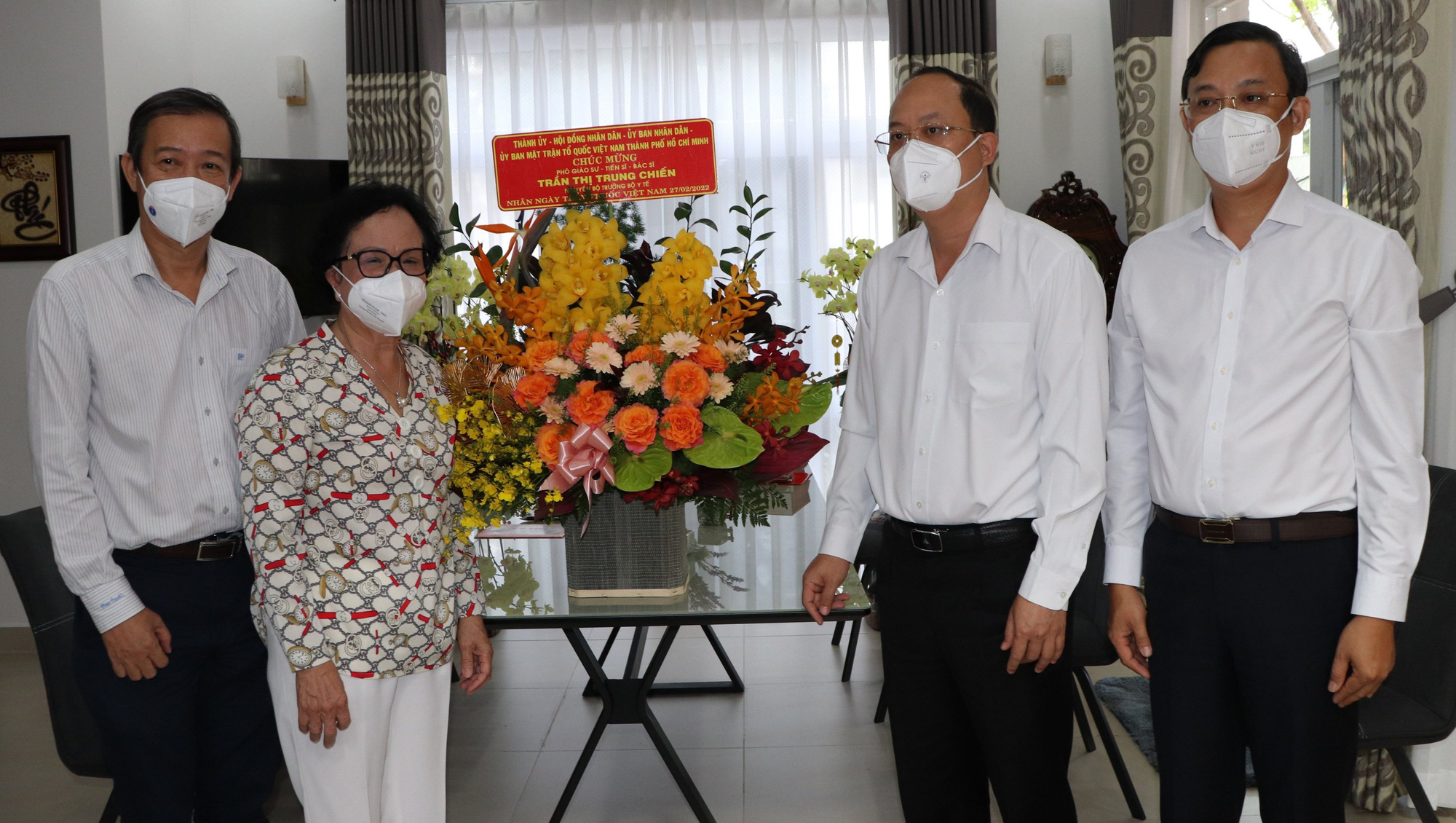 Trưởng Ban Tuyên giáo Trung ương thăm, chúc mừng các cá nhân, đơn vị ngành y tế - Ảnh 2.