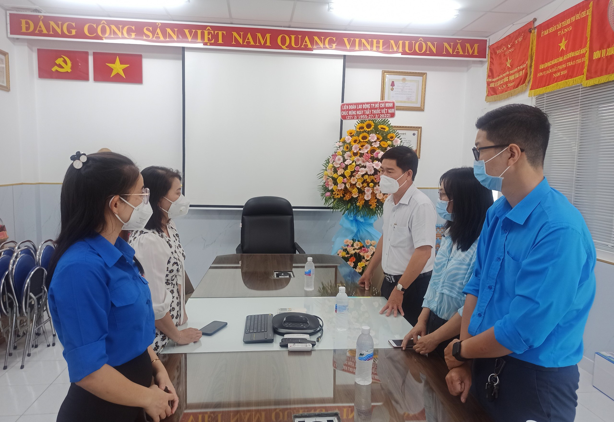 Tri ân lực lượng tuyến đầu chống dịch - Ảnh 2.