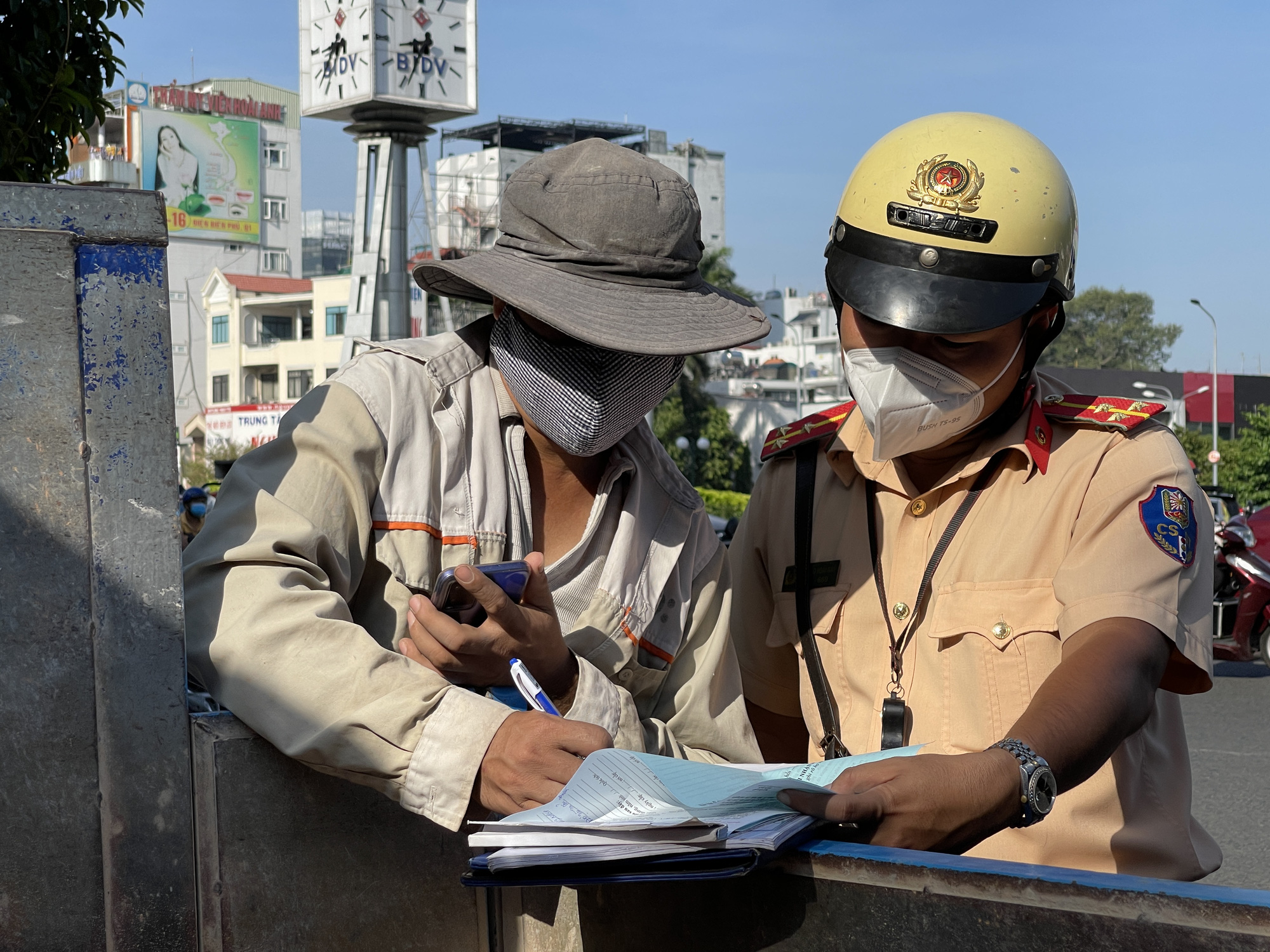 CSGT TP HCM quyết liệt xử lý xe thô sơ, xe tự chế - Ảnh 1.