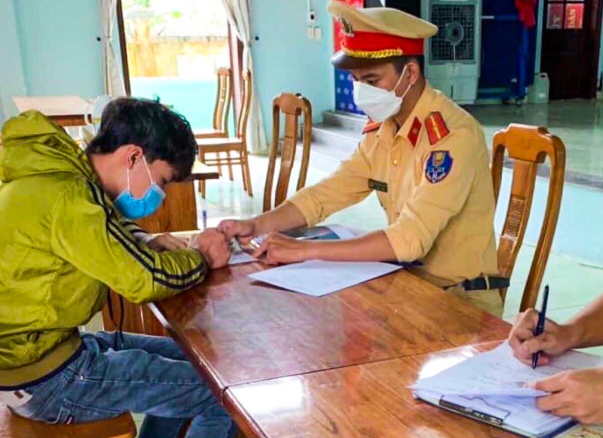 Vừa nằm vừa l&aacute;i xe, &ldquo;qu&aacute;i xế&rdquo; bị c&ocirc;ng an đến tận nh&agrave; mời l&agrave;m việc - Ảnh 2.