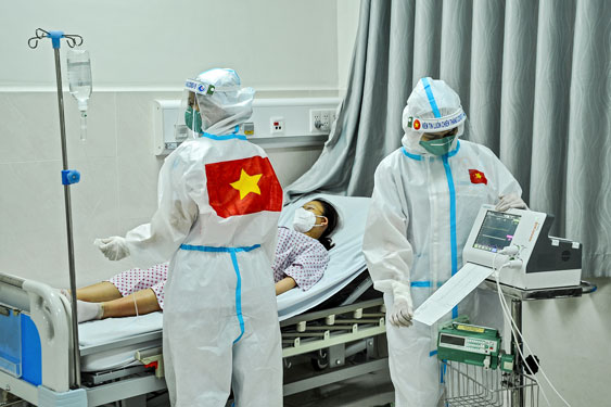 Những bóng hồng trong tâm dịch Covid-19 - Ảnh 2.