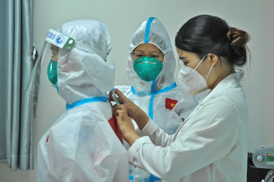 Những bóng hồng trong tâm dịch Covid-19