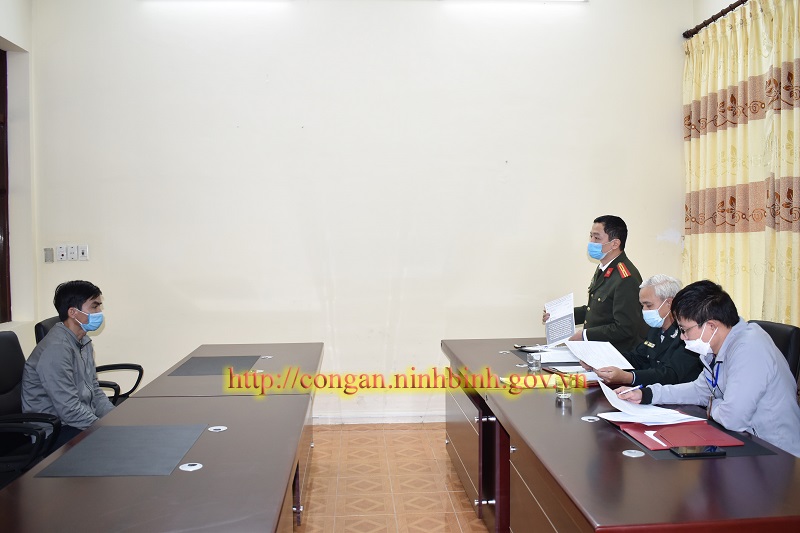 L&ocirc;i k&eacute;o c&ocirc;ng nh&acirc;n n&eacute;m mắm t&ocirc;m v&agrave;o những người kh&ocirc;ng đ&igrave;nh c&ocirc;ng - Ảnh 1.