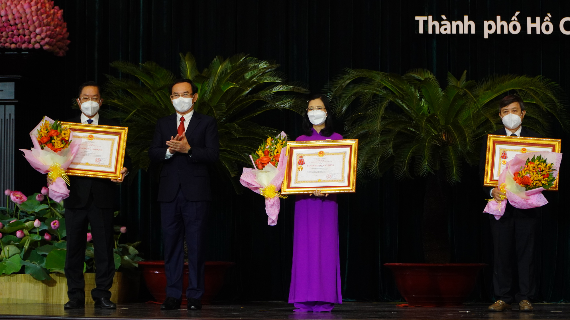 Ngành y tế TP HCM đón nhận nhiều Huân chương, Bằng khen - Ảnh 1.