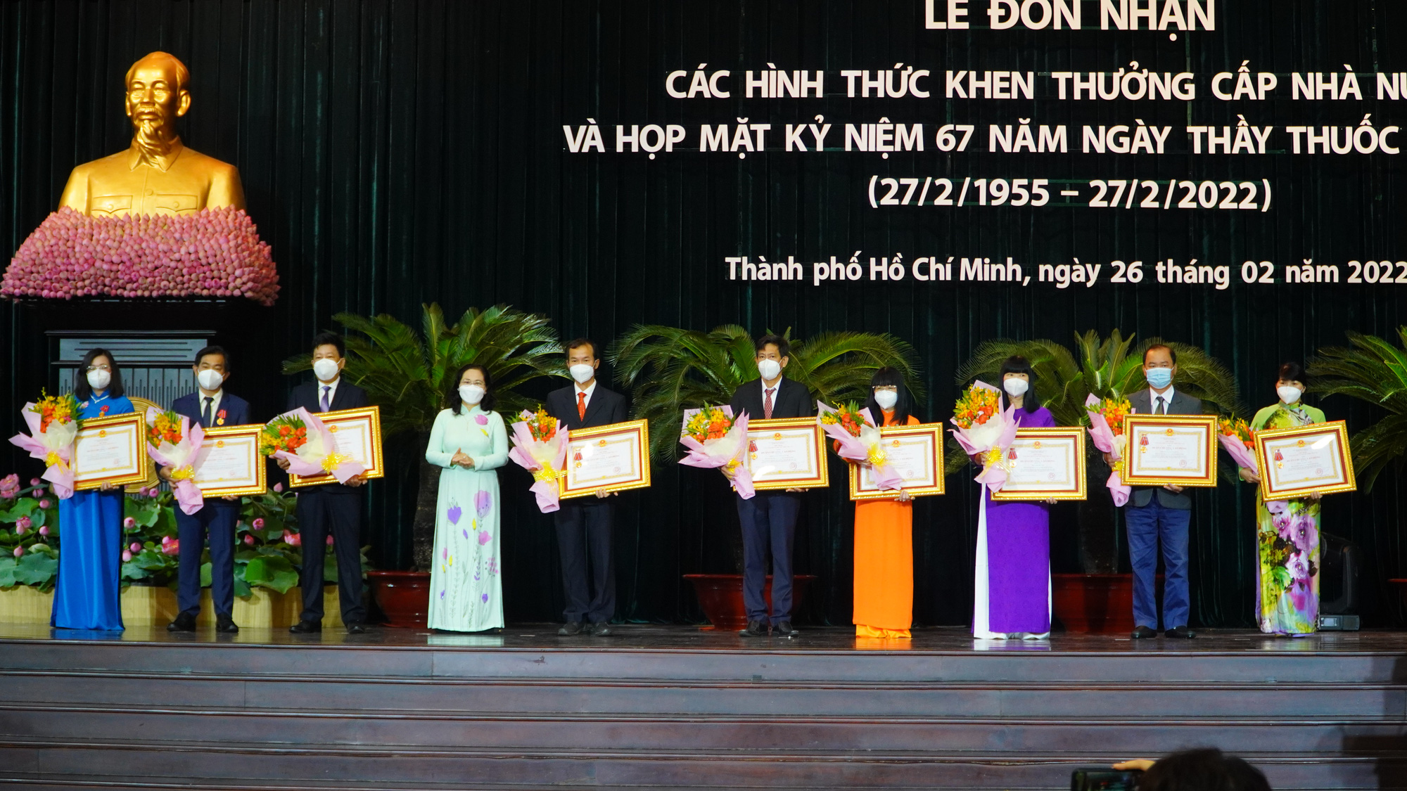 Ngành y tế TP HCM đón nhận nhiều Huân chương, Bằng khen - Ảnh 2.