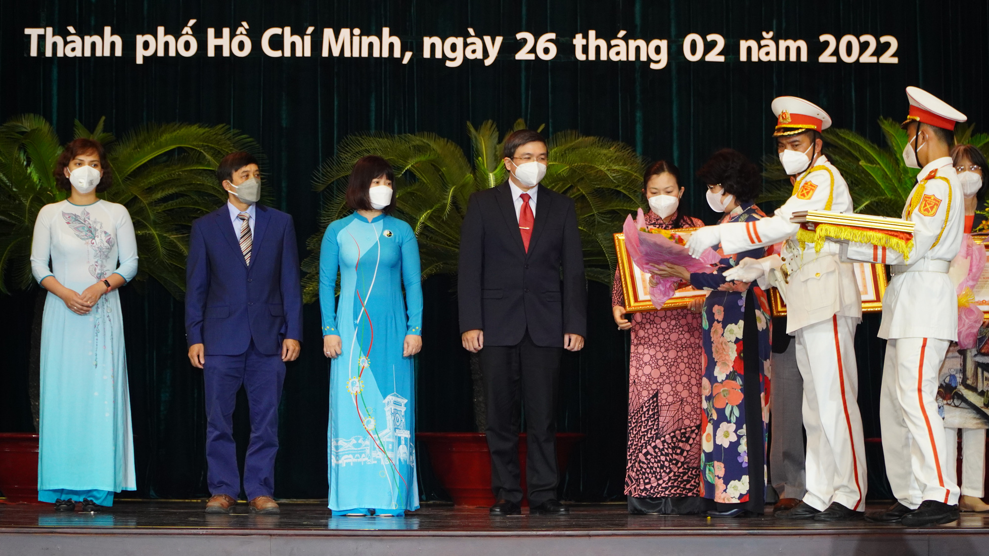 Ngành y tế TP HCM đón nhận nhiều Huân chương, Bằng khen - Ảnh 4.