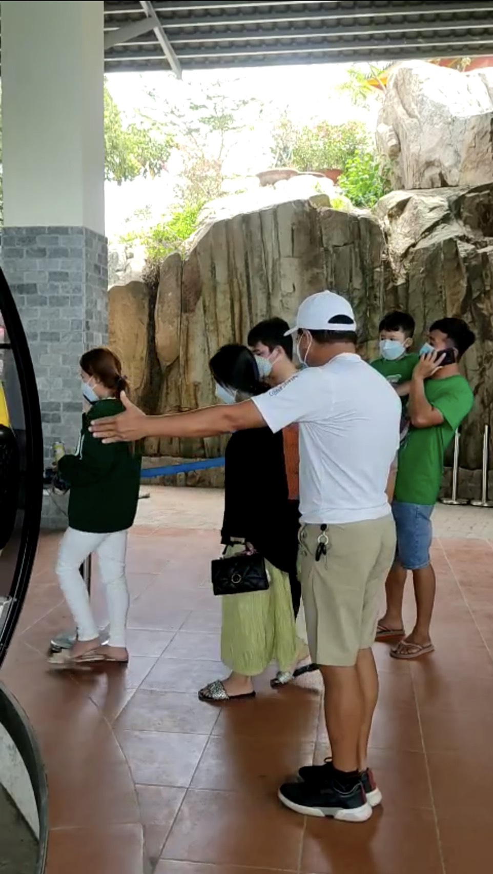 C&aacute;p treo N&uacute;i Sam đồng h&agrave;nh c&ugrave;ng Ch&acirc;u Đốc đ&oacute;n kh&aacute;ch h&agrave;nh hương xuy&ecirc;n đ&ecirc;m - Ảnh 4.