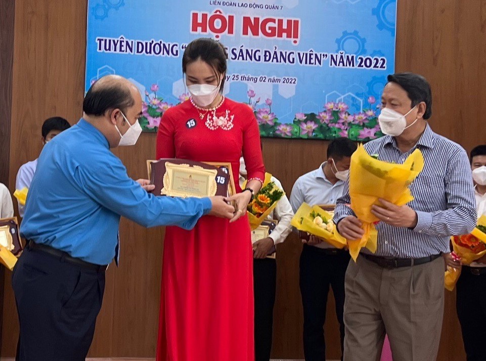 Tuyên dương gương sáng đảng viên