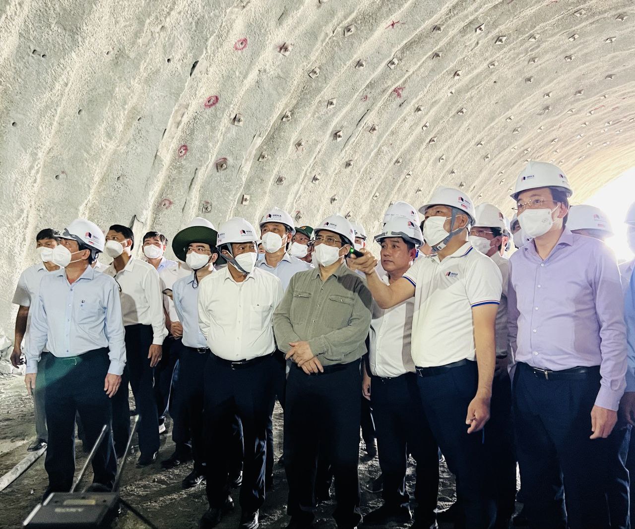 Thủ tướng yêu cầu đẩy nhanh tiến độ, chất lượng triển khai đầu tư xây dựng đường cao tốc - Ảnh 2.