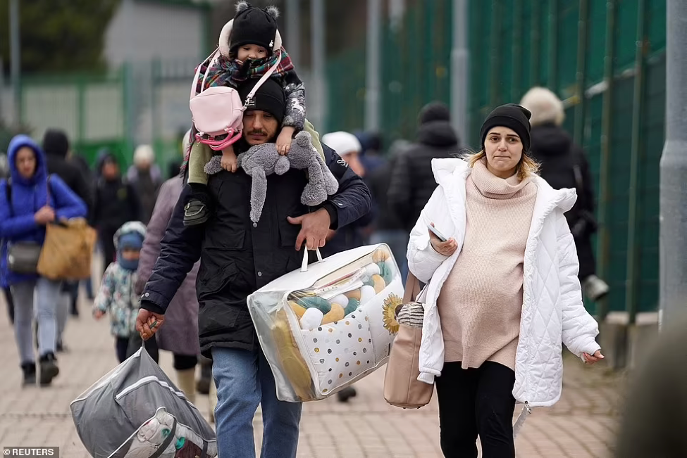 Người phụ nữ Ukraine bật kh&oacute;c khi ra khỏi bi&ecirc;n giới - Ảnh 5.