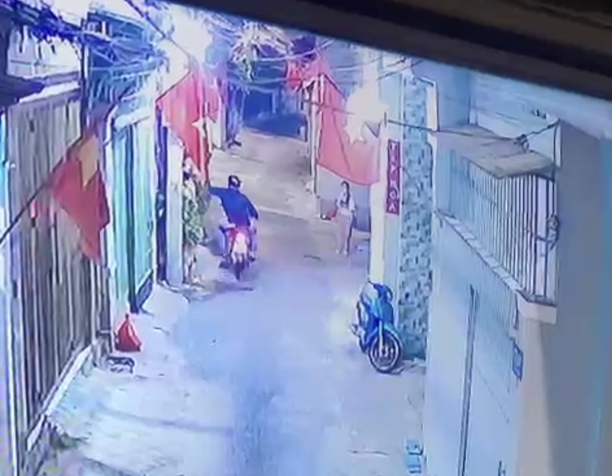 CLIP: Nam thanh niên chạy xe máy, xách theo dao chém nhiều người - Ảnh 2.