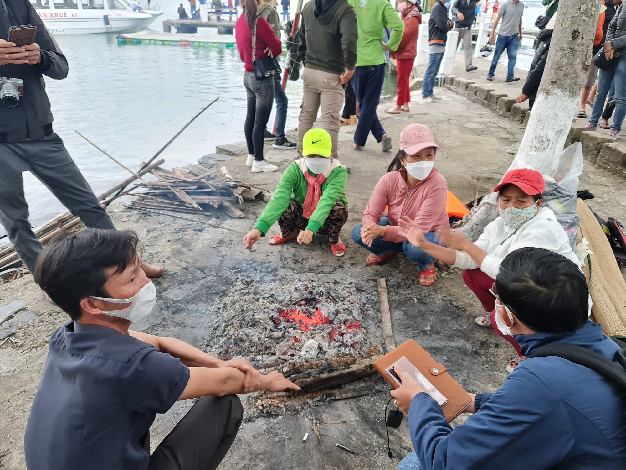 Ch&igrave;m ca n&ocirc; ở biển Cửa Đại 17 người chết v&agrave; mất t&iacute;ch: Trực thăng quần thảo t&igrave;m nạn nh&acirc;n - Ảnh 7.