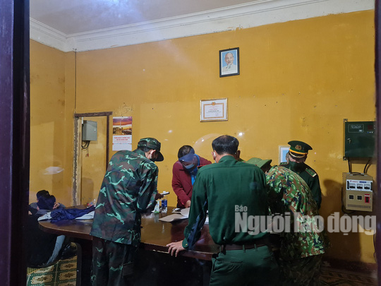 Ch&igrave;m ca n&ocirc; ở biển Cửa Đại 17 người chết v&agrave; mất t&iacute;ch: Trực thăng quần thảo t&igrave;m nạn nh&acirc;n - Ảnh 4.