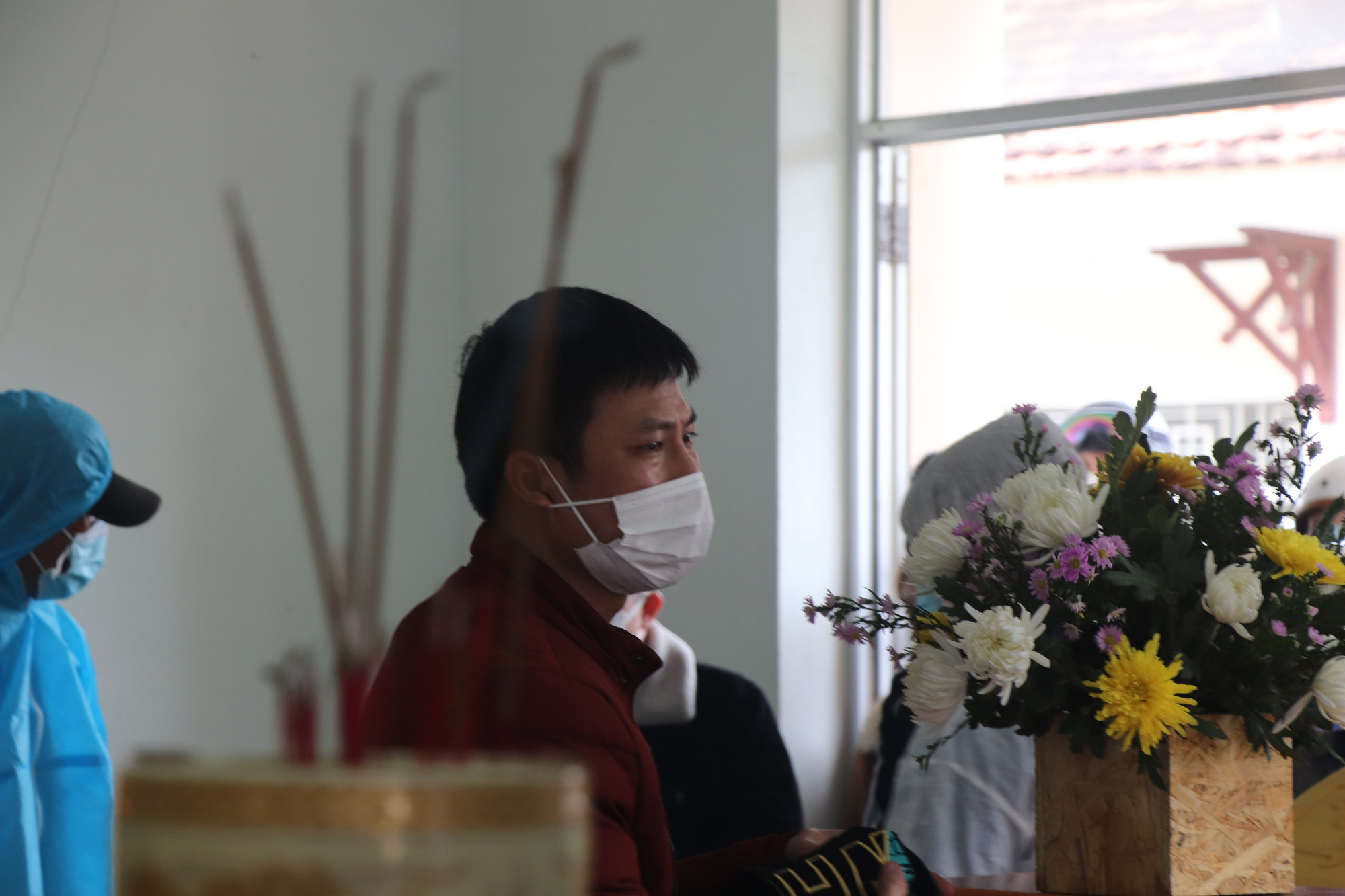 Vụ chìm ca nô ở Quảng Nam: Nỗi đau xé lòng tại nhà tang lễ Hội An - Ảnh 4.