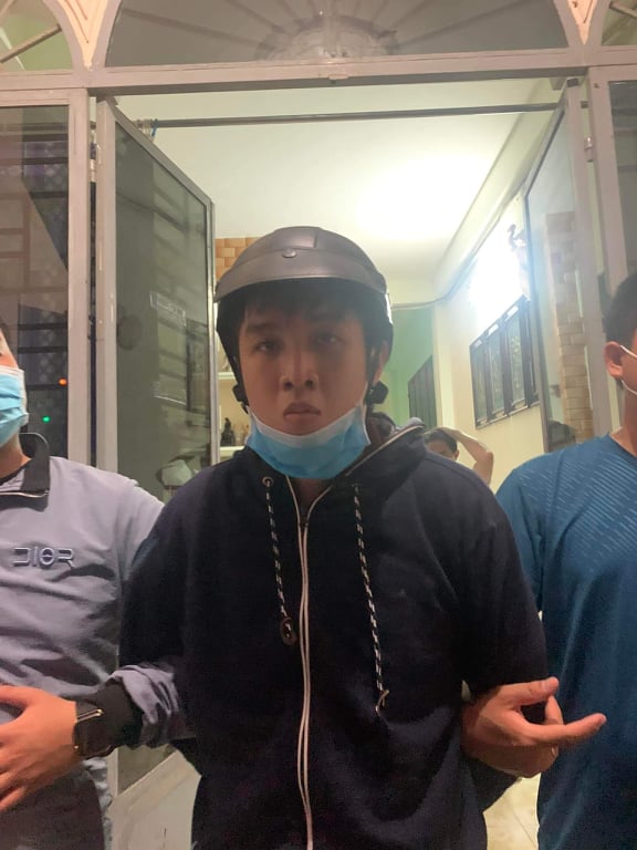 Thấy người đội mũ bảo hiểm c&oacute; h&igrave;nh con thỏ n&ecirc;n ch&eacute;m cho b&otilde; gh&eacute;t - Ảnh 1.