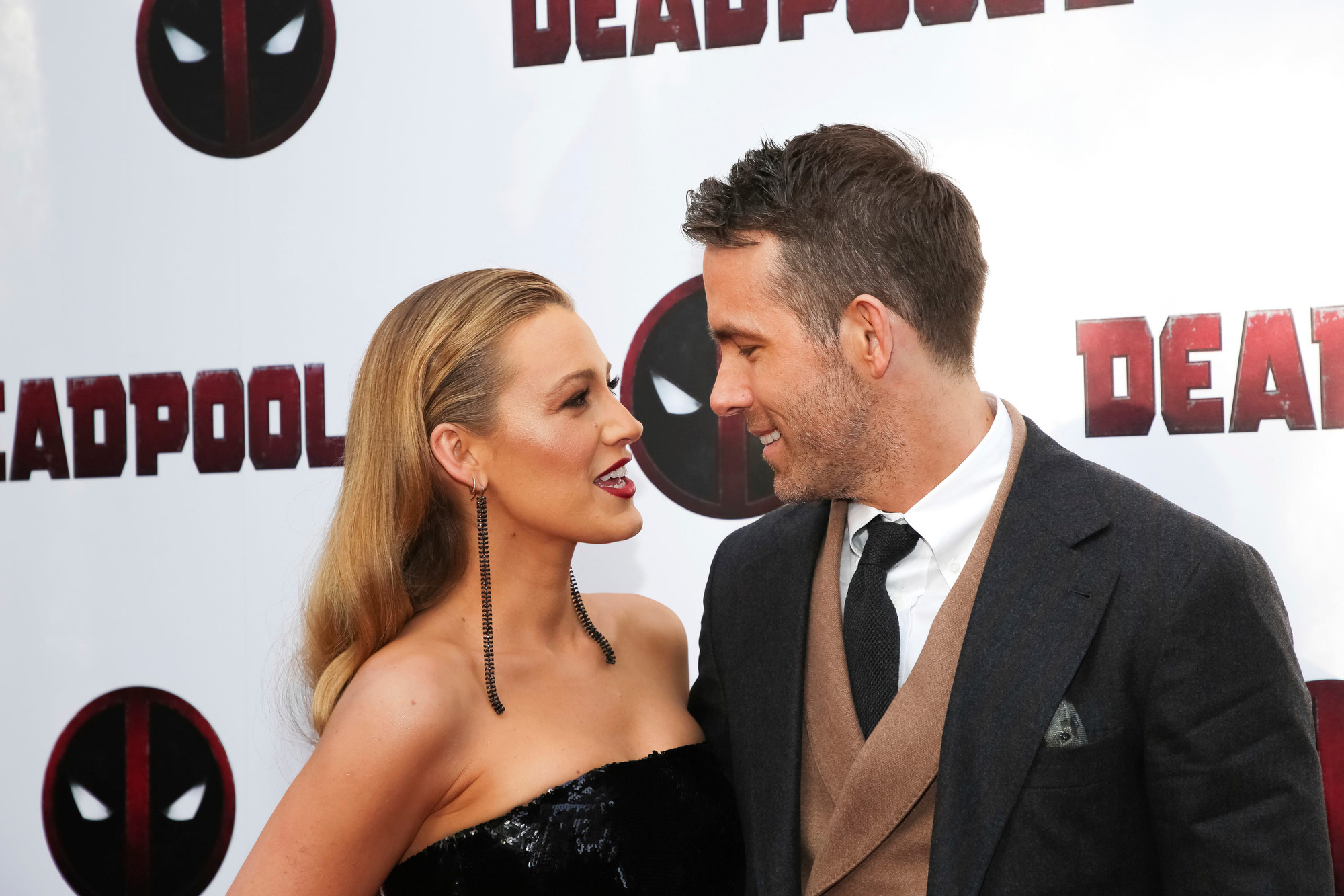 Vợ chồng Ryan Reynolds quy&ecirc;n triệu USD cho người tị nạn Ukraine - Ảnh 3.