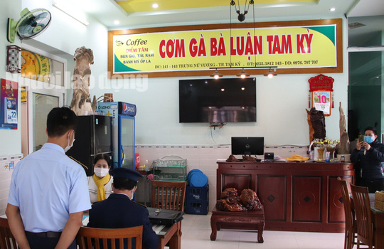 Sau khi bị tố "chặt chém", quán cơm gà Bà Luận đã niêm yết giá rõ ràng