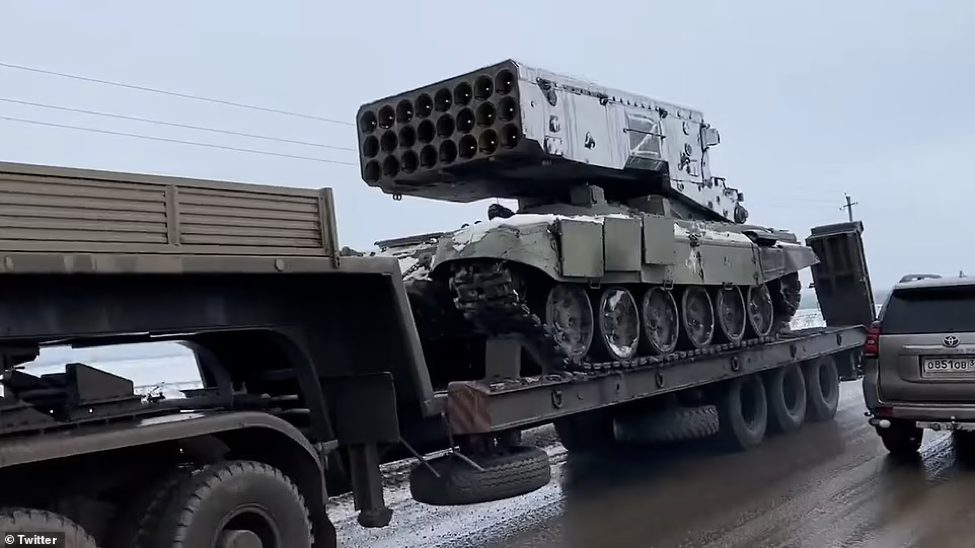 Nổ lớn sáng rực bầu trời phía Nam Kiev - Ukraine - Ảnh 3.