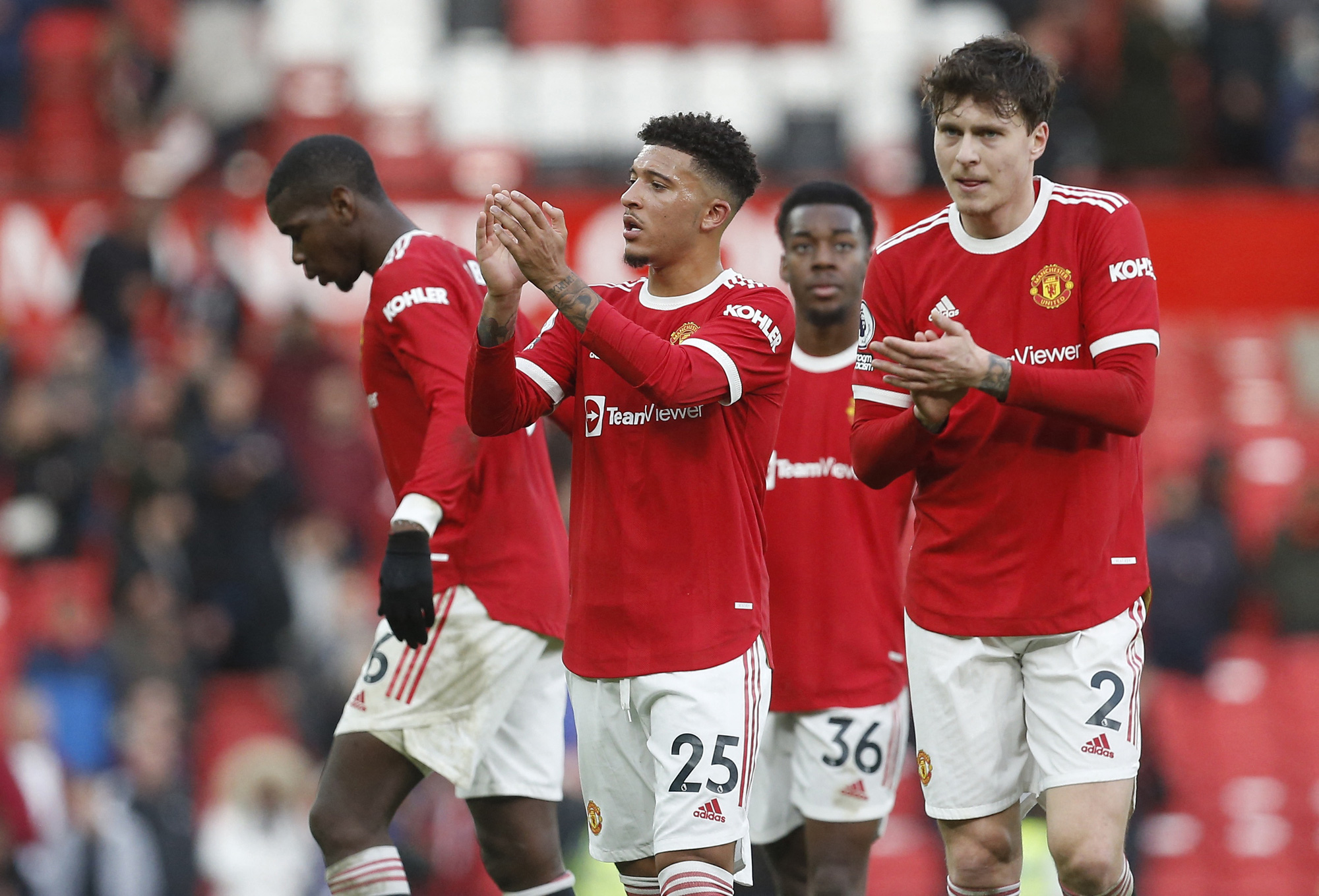 Man United hụt hơi Top 4, Man City trở lại cuộc đua v&ocirc; địch - Ảnh 4.