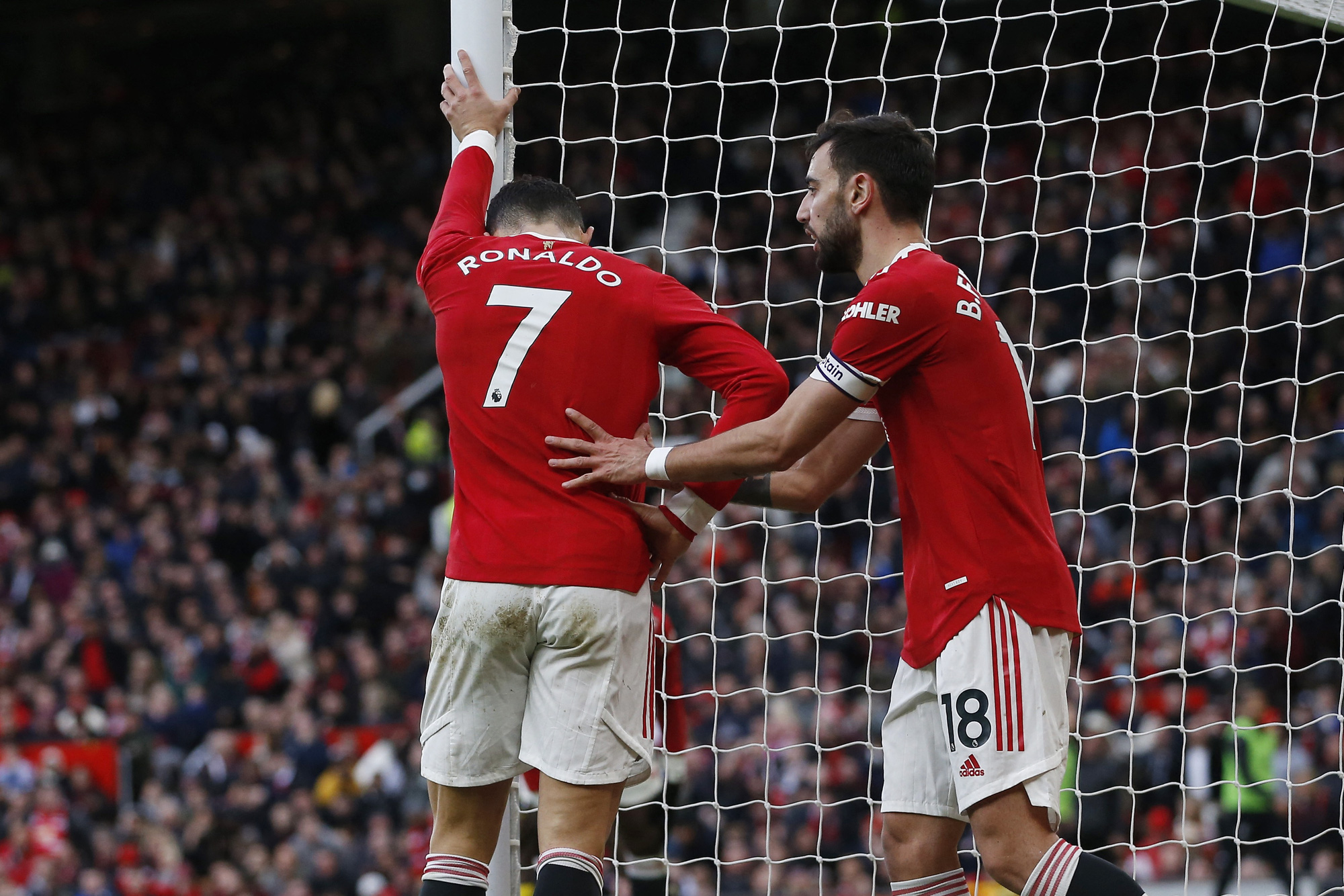 Man United hụt hơi Top 4, Man City trở lại cuộc đua v&ocirc; địch - Ảnh 2.
