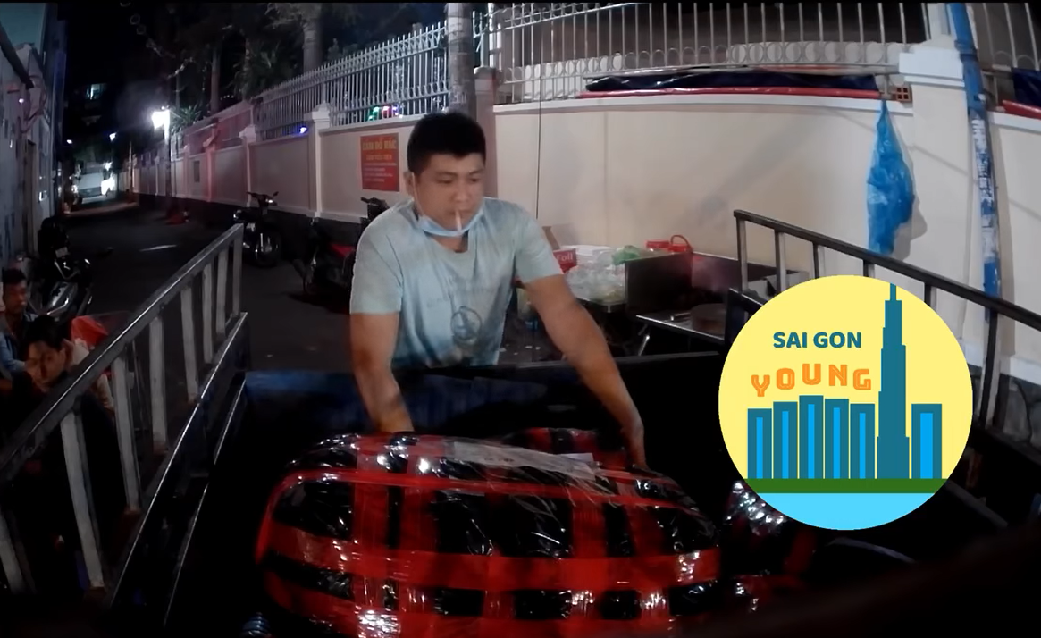 CLIP: Nam thanh niên trộm gói hàng chứa quần áo nữ của shipper ở TP HCM