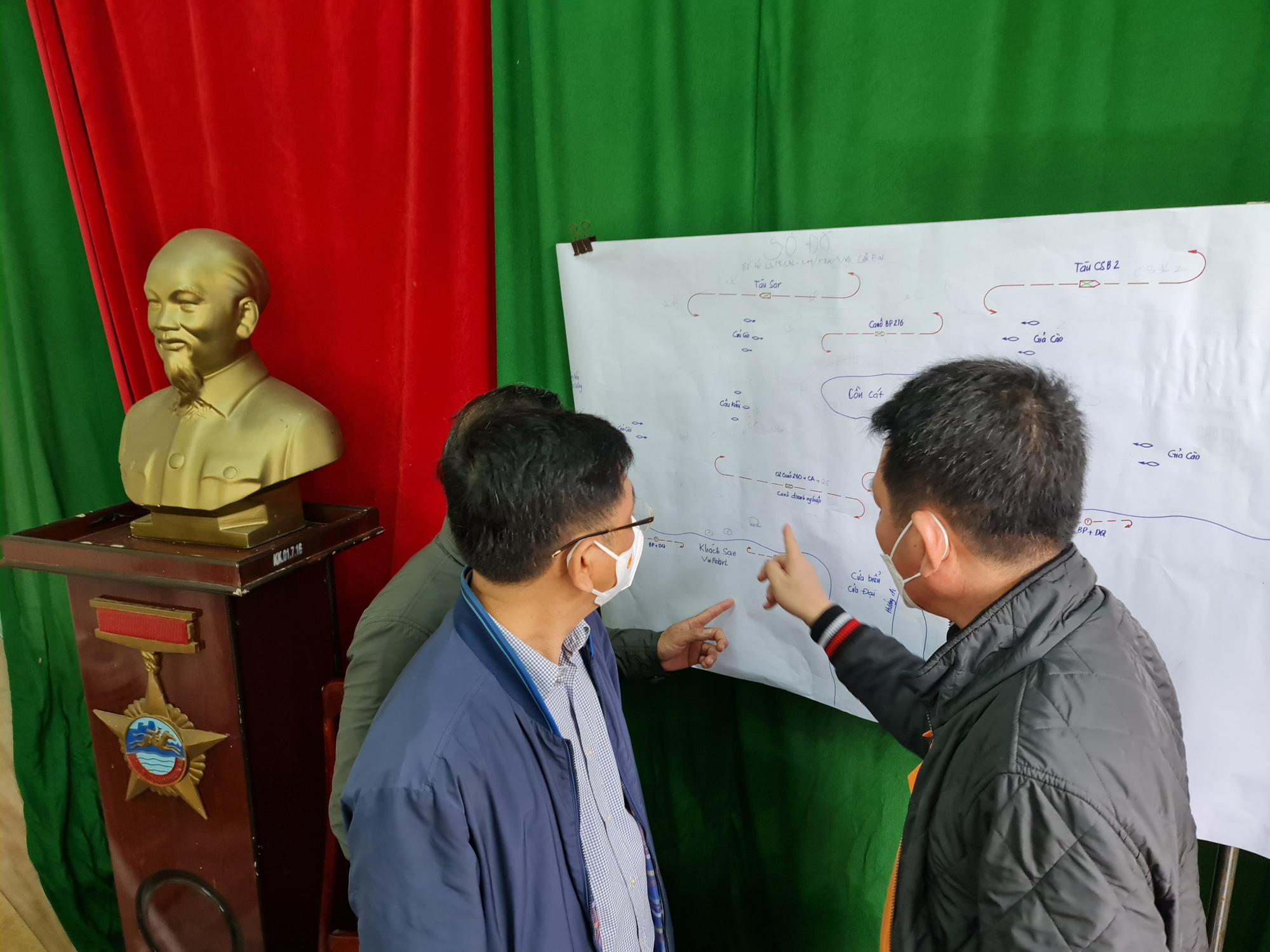 Danh t&iacute;nh 15 người chết ở biển Cửa Đại, trực thăng đang t&igrave;m 2 ch&aacute;u b&eacute; mất t&iacute;ch - Ảnh 4.