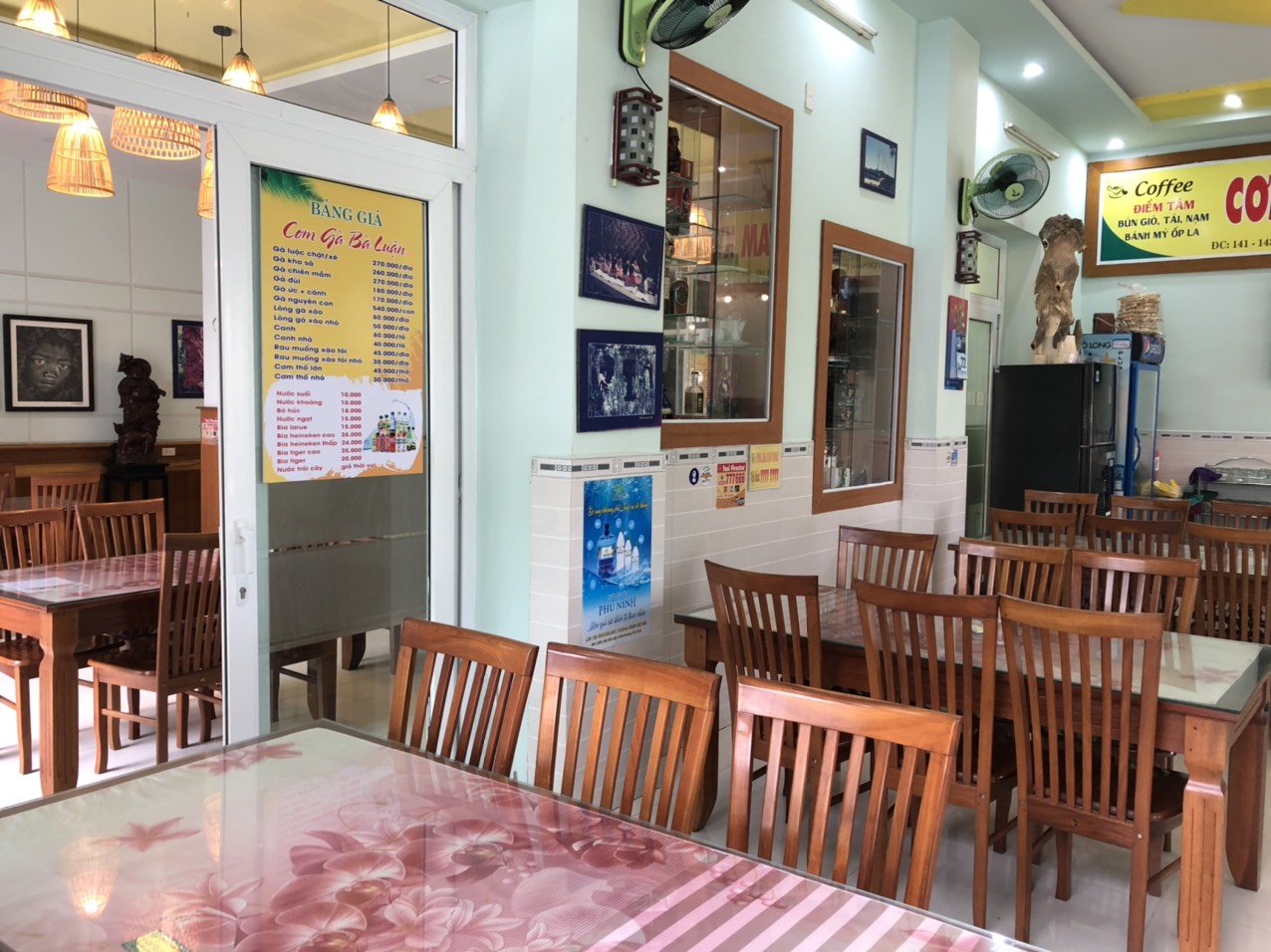 Sau khi bị tố chặt ch&eacute;m, qu&aacute;n cơm g&agrave; B&agrave; Luận đ&atilde; ni&ecirc;m yết gi&aacute; r&otilde; r&agrave;ng - Ảnh 3.