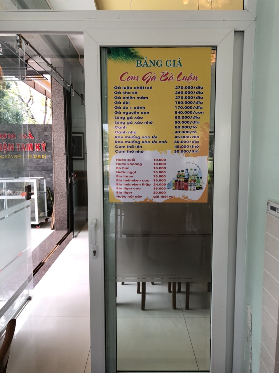 Sau khi bị tố chặt ch&eacute;m, qu&aacute;n cơm g&agrave; B&agrave; Luận đ&atilde; ni&ecirc;m yết gi&aacute; r&otilde; r&agrave;ng - Ảnh 1.