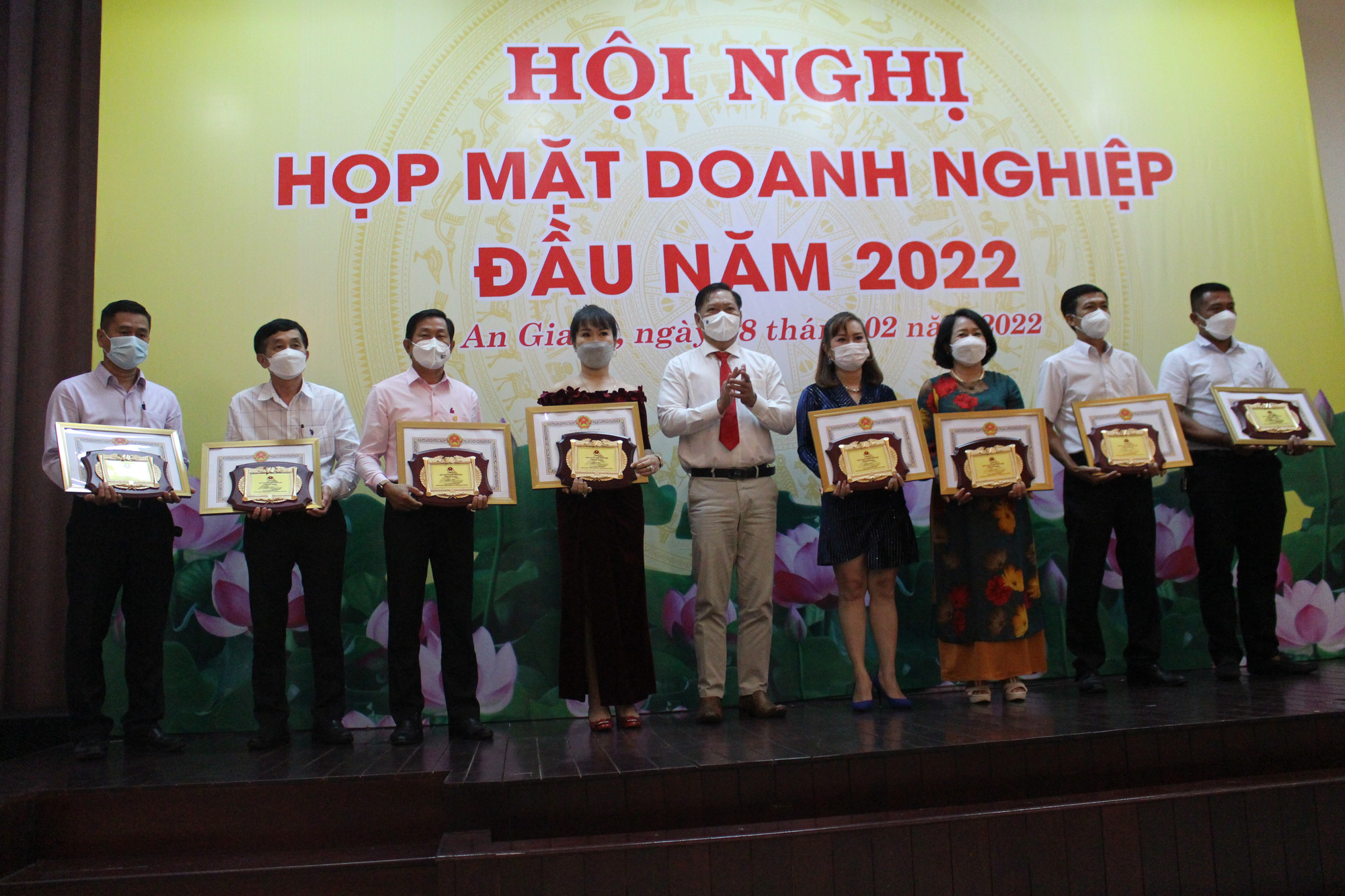 Cộng đồng doanh nghiệp tỉnh An Giang t&igrave;m c&aacute;ch vực dậy nền kinh tế sau dịch Covid-19 - Ảnh 1.