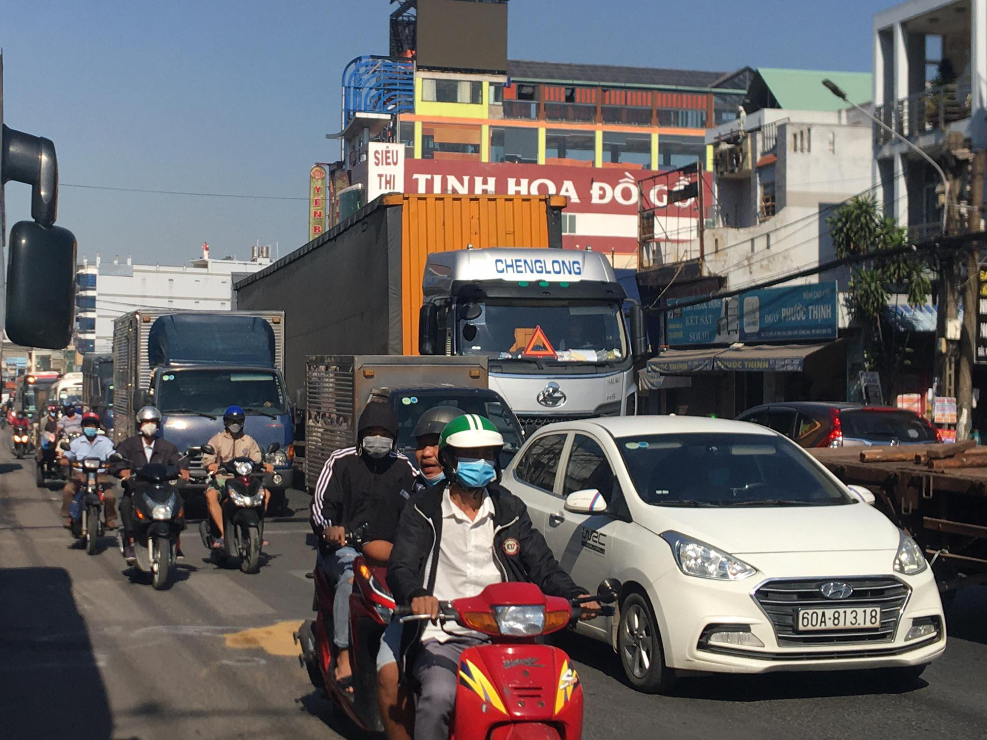 Người mẹ khóc thảm thiết bên thi thể con gái 4 tuổi sau tai nạn - Ảnh 2.