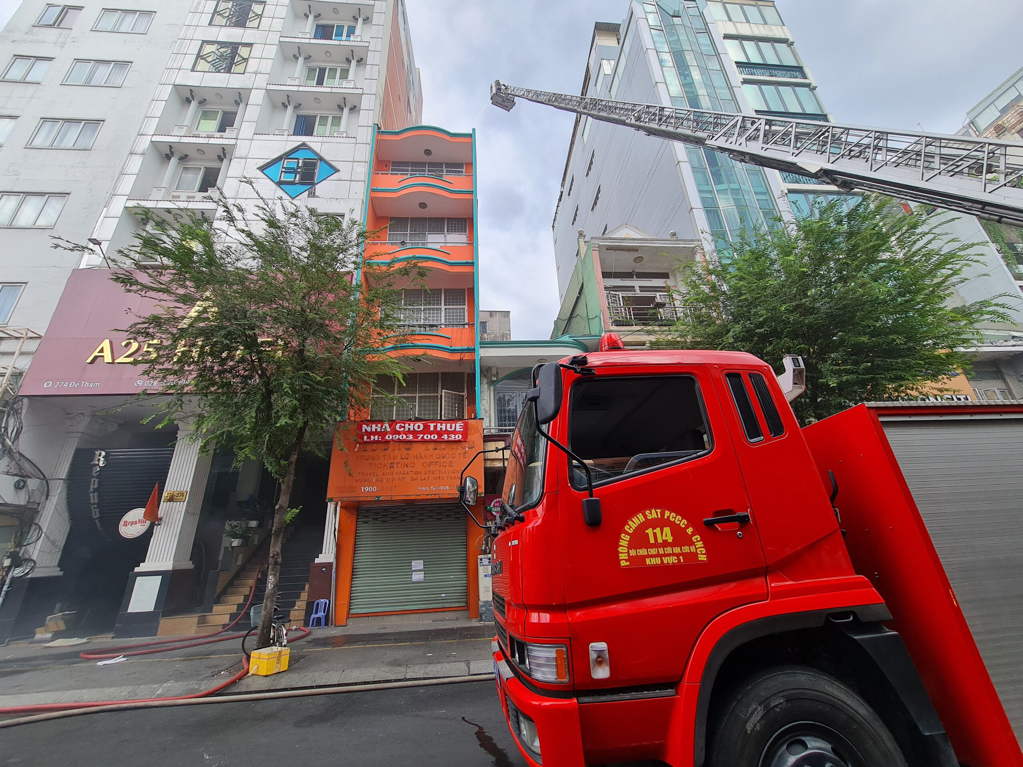 Ba người mắc kẹt trong đ&aacute;m ch&aacute;y tại kh&aacute;ch sạn nhiều tầng ở quận 1 - Ảnh 3.