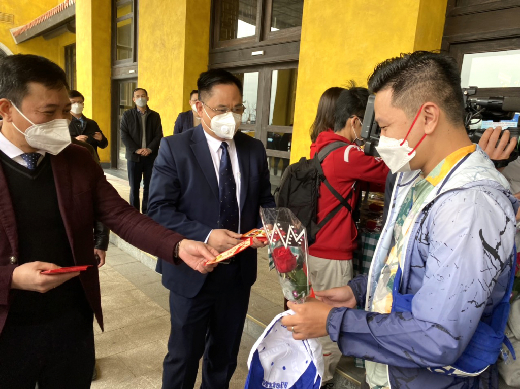 Sau thời gian dài "đóng băng", vịnh Hạ Long đón đoàn du khách miền Nam đầu tiên "xông đất"