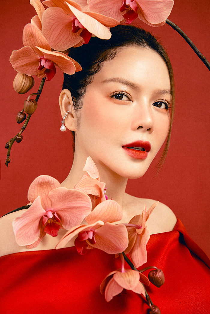 L&yacute; Nh&atilde; Kỳ rực rỡ với v&aacute;y yếm ng&agrave;y xu&acirc;n - Ảnh 1.