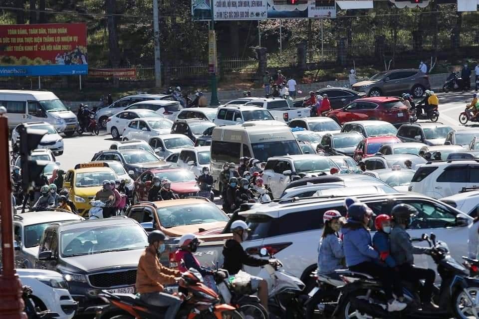 Du khách ùn ùn kéo lên Đà Lạt du xuân mùng 3 Tết - Ảnh 4.